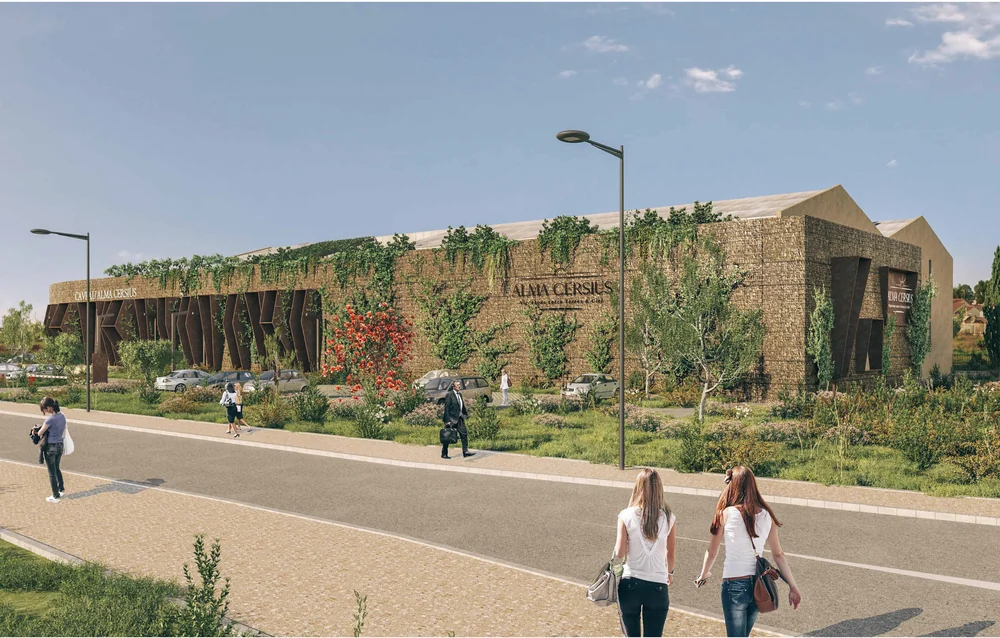 Rendu 3D architectural du futur chai Alma Cersius : batiment a murs de gabions et bardage vegetalise, enseigne 'CAVE ALMA CERSIUS', allee paysagee avec visiteurs. NB : ce n'est pas une photo mais une image de synthese du projet. Tres soignee et representative de l'identite future du domaine ; a util