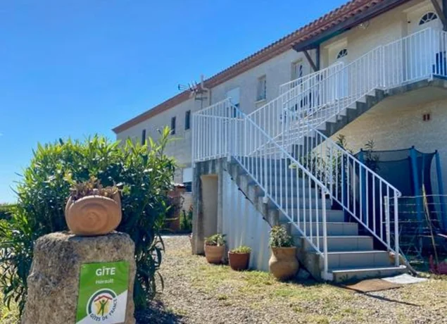 Facade du mas, escalier blanc, jarres.