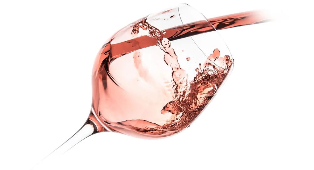 Service d'un rose, eclaboussure, fond blanc. Generique.