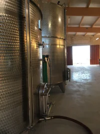 Interieur du chai, cuves inox, charpente bois.